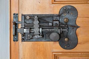 a metal door knocker on a wooden door at Ferienwohnungen Zwick Spinei in Malles Venosta