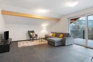 ein Wohnzimmer mit Sofa und Sessel in der Unterkunft Talferblick Stern in Sarntal