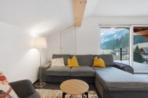 ein Wohnzimmer mit Sofa und Tisch in der Unterkunft Talferblick Stern in Sarntal