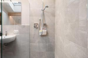 ein Badezimmer mit Dusche und Waschbecken in der Unterkunft Talferblick Stern in Sarntal + 34 Fotos
