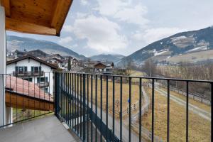 ein Balkon mit Blick auf die Berge in der Unterkunft Talferblick Stern in Sarntal