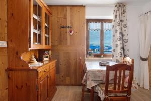 a kitchen with a table and a window at Appartamenti Pila Vacanze 2 in Gressan