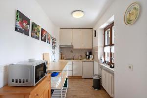 a kitchen with a microwave on top of a counter at Ferienwohnung Reindler in Fischen