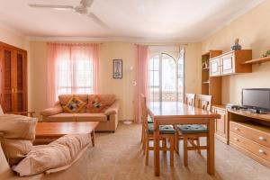 a living room with a table and a dining room at Planta uno Valle de Abdalajis in Valle de Abdalagís