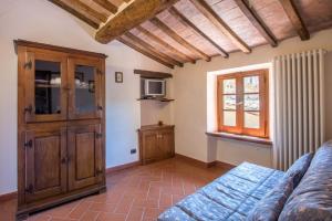 a living room with a couch and a window at Appartamento Gemma Bianca-tavoleto in Castiglione dʼOrcia