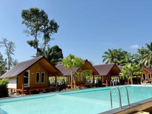 a villa with a swimming pool and a resort at Ther lay beach resort in Sikao