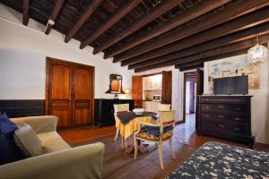a living room with a table and a dining room at Navila Pasillo Superior in Ibiza Town