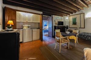 a kitchen and dining room with a table and chairs at Navila Pasillo Superior in Ibiza Town