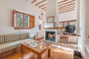 a living room with a couch and a fireplace at Apartamento El Tinao in La Zubia