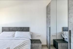 a bedroom with a bed and a mirror at Giuliano Superior para 4 personas in Empuriabrava