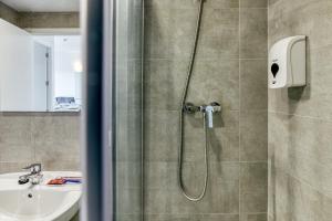 a bathroom with a shower and a sink at Giuliano Superior para 4 personas in Empuriabrava +17 photos