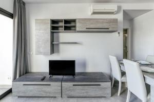 a living room with a desk with a computer on it at Giuliano Superior para 4 personas in Empuriabrava