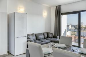 a living room with a couch and a table with chairs at Giuliano Superior para 4 personas in Empuriabrava