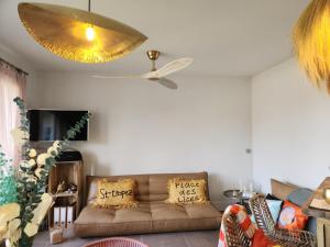 a living room with a couch and a ceiling at Le Topaze in Grimaud