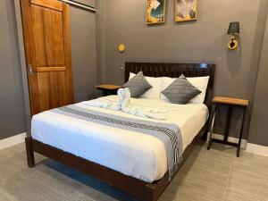 a bedroom with a large bed with white sheets at Luxea Flexstay II - Spacious Duplex Home in San Francisco