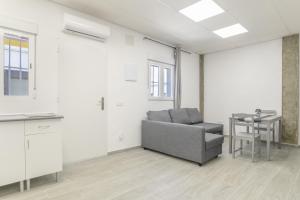 a living room with a couch and a table at Apartamento Ajm in Barbate