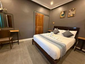 a bedroom with a bed and a desk and a chair at Luxea Flexstay II - Spacious Duplex Home in San Francisco