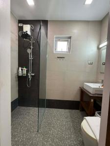 a bathroom with a shower and a sink at Luxea Flexstay II - Spacious Duplex Home in San Francisco +6 photos