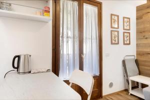 a room with a white table and a window at Super Mini Appartamento Lanzada in Lanzada
