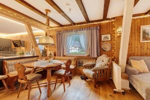 a living room with a table and a couch at Ferienwohnung an der Lauter in Indelhausen
