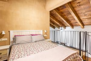 a bedroom with a bed and wooden ceilings at Entre Eras Apto Rural Los Vencejos in Ademuz