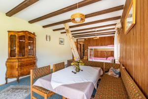 a dining room with a table and chairs at Ferienwohnung an der Lauter in Indelhausen