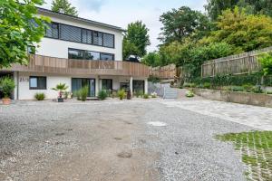 an empty driveway in front of a house at Apartment Jegle in Salem