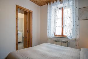 a bedroom with a bed and a window at Simona in Fetovaia