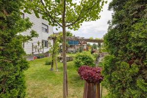 a tree in a yard next to a house at Ferienwohnung Dani in Koetz 