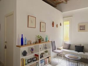 a living room with a book shelf and a couch at Reconnectar Malgrat de Mar Emili in Malgrat de Mar