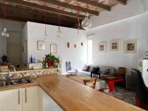 a kitchen and living room with a counter top and a couch at Reconnectar Malgrat de Mar Emili in Malgrat de Mar