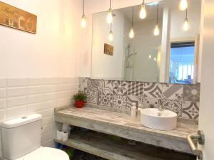 a bathroom with a sink and a mirror at Reconnectar Malgrat de Mar Emili in Malgrat de Mar
