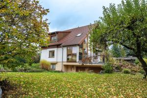 a large house with a yard in front of it at Haus im Grünen in Oederan