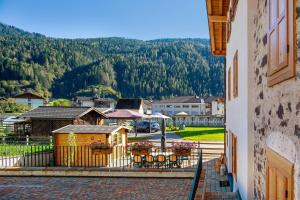 a building with a balcony with a view of a mountain at Dimora Vacanze in Mezzano