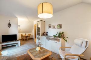 a living room with a chair and a tv at Haus im Grünen in Oederan