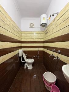 a bathroom with a toilet and a sink at Vijay palace 850 meter away from Ram mandir in Ayodhya