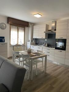 a kitchen with a table and chairs in a room at Appartamento Primavera in Cazzago San Martino
