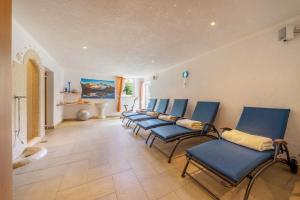 a row of blue chairs in a room at Ferienwohnung Innerwalten 200 in San Leonardo in Passiria