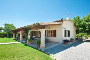 a small house with a patio with a table at Villa Burgues in Alcudia