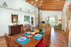 a kitchen and dining room with a table and chairs at Villa Burgues in Alcudia