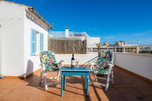 a blue table and two chairs on a balcony at Can Blau in Portocolom