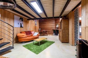a living room with a couch and a table at La Cabane d'Ana in Bordeaux