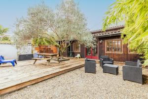 a wooden deck with chairs and a picnic table at La Cabane d'Ana in Bordeaux