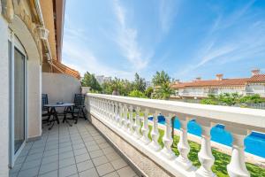 a balcony with a view of a swimming pool at Montserrat in Miami Platja