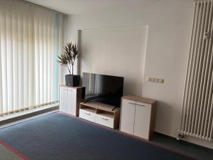 a living room with a flat screen tv in a room at Wohnung Weida 2 in Riesa