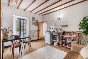 a kitchen and dining room with a table and chairs at La Estrella in Hermigua +26 photos