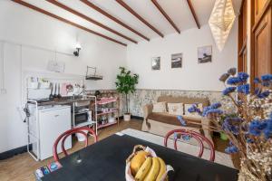 a kitchen and living room with a table and chairs at La Estrella in Hermigua