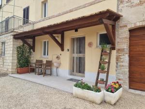 a wooden pergola on the side of a house at Bed and breakfast Biancalana in Petritoli