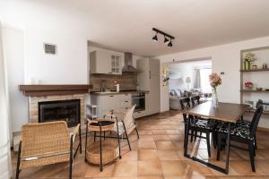 a kitchen and living room with a table and chairs at Bed and breakfast Biancalana in Petritoli