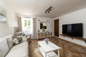 a living room with a couch and a tv at Bed and breakfast Biancalana in Petritoli
